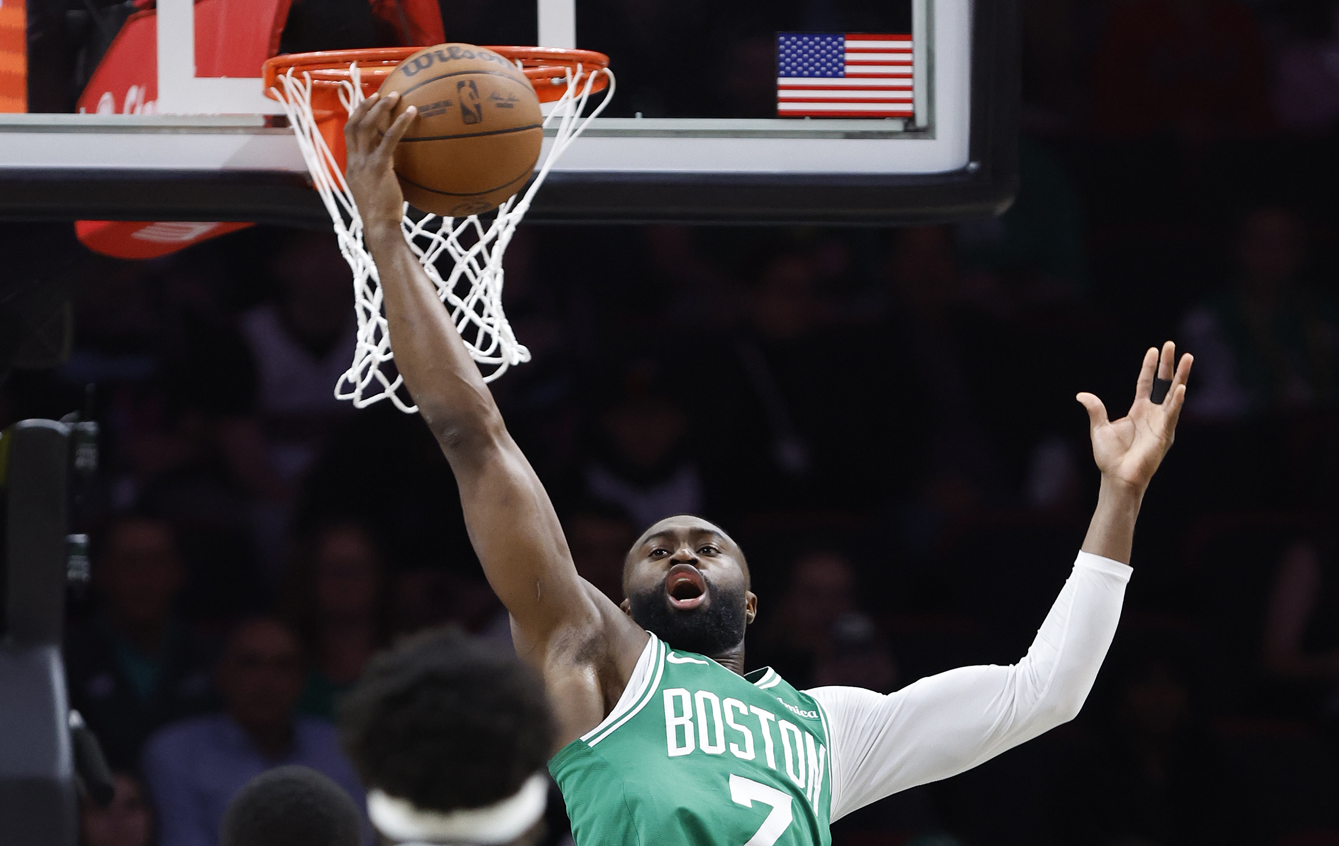 爱奇艺体育-火力全开！杰伦·布朗半场15投7中&amp;三分3中2 拿下17分9板1助1断