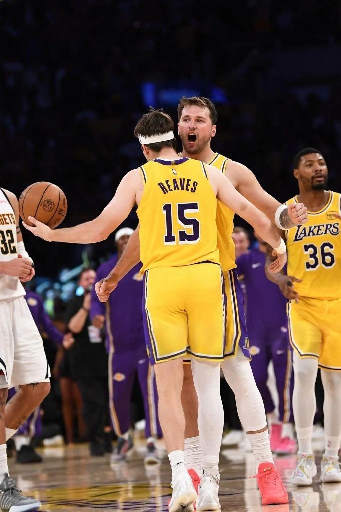 NBA直播-詹皇吹爆里夫斯:那是大师级的打铁 因为大家都想罚进没人会练罚丢
